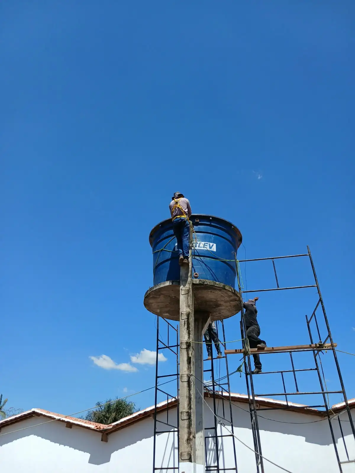 Foto 1 – SAAE Codó realiza troca de caixa d’água no povoado Cacimba de Areia