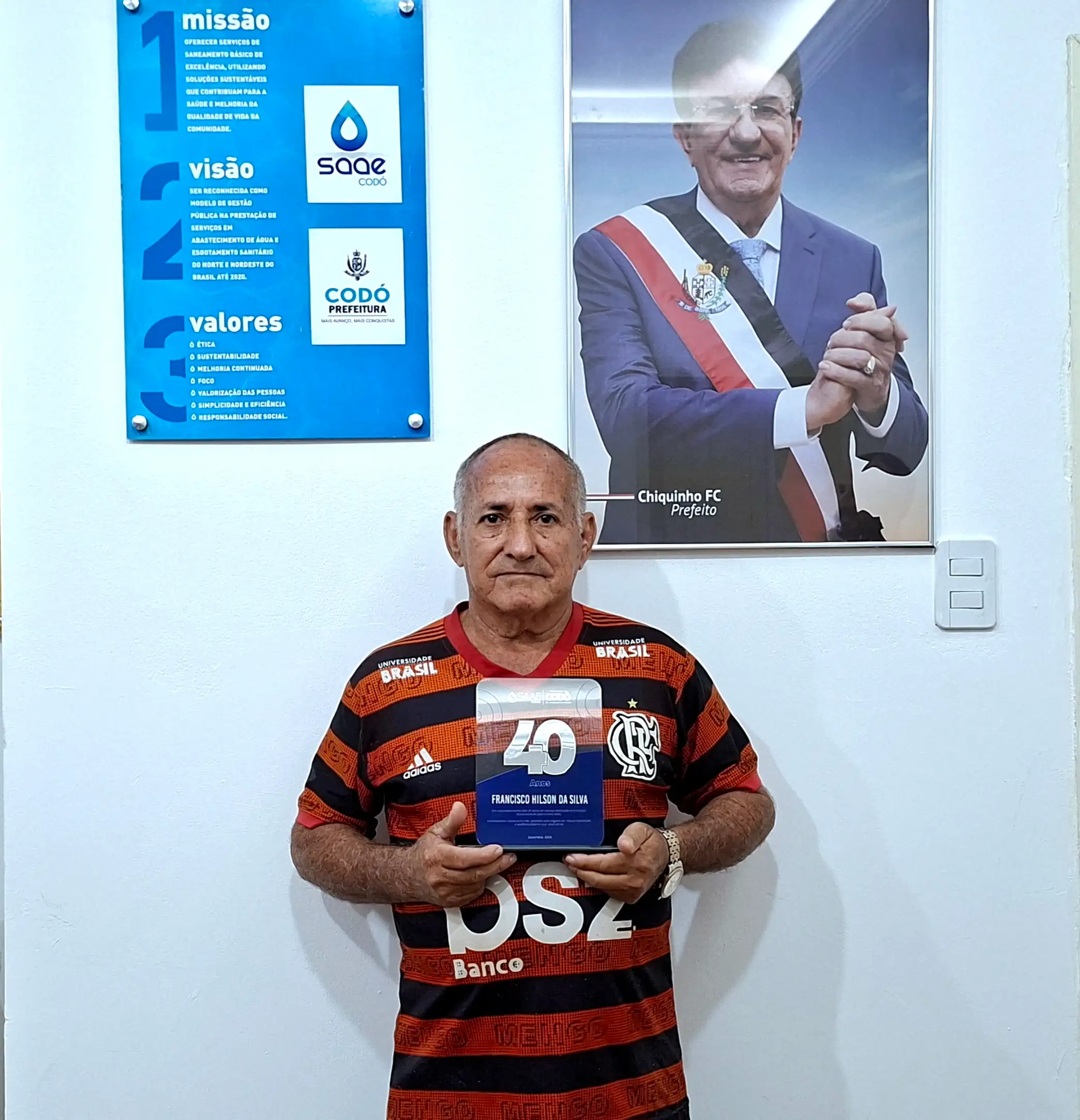 Foto 2 – SAAE Codó homenageia funcionário Francisco Hilson da Silva pelos 40 anos de dedicação