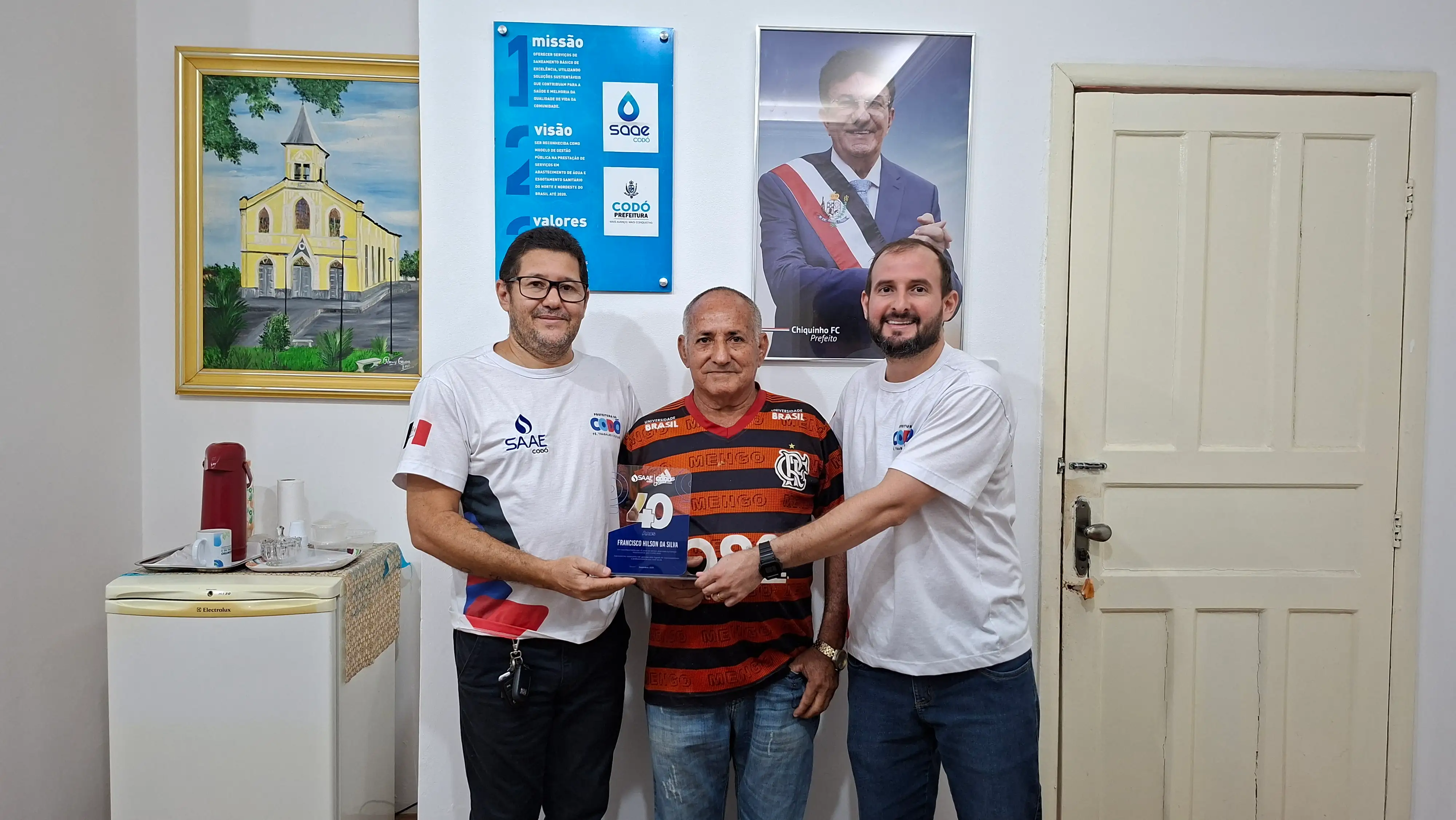 Foto 1 – SAAE Codó homenageia funcionário Francisco Hilson da Silva pelos 40 anos de dedicação