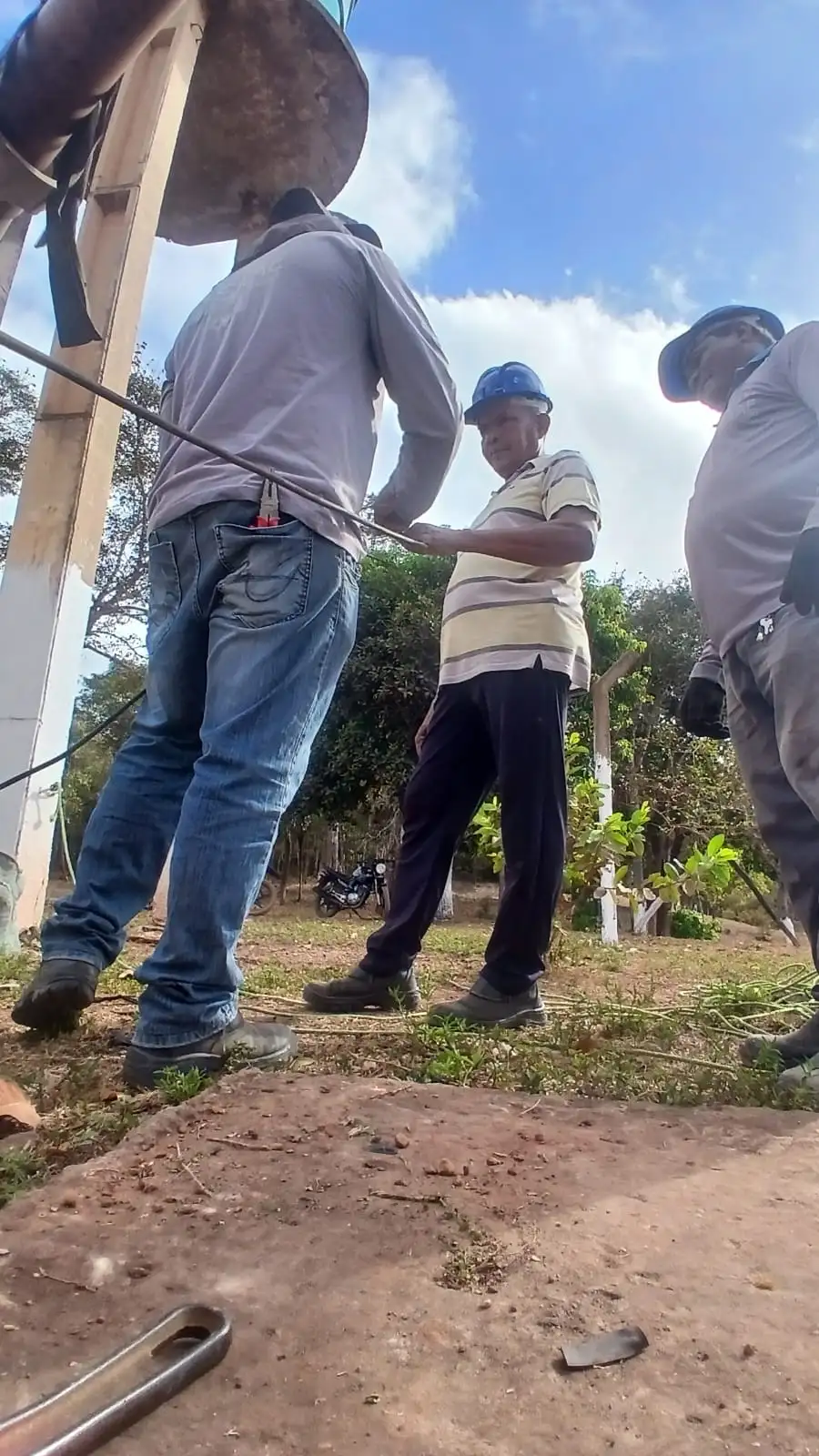 Foto 1 – SAAE Codó realiza troca de bomba no povoado Macalino