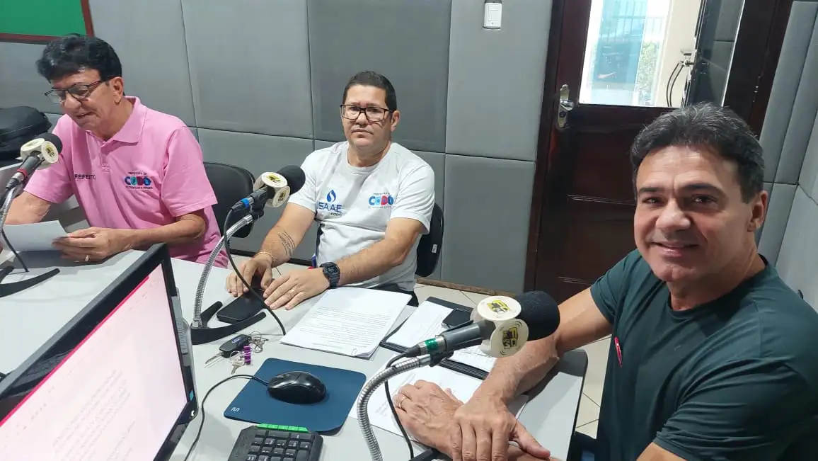Foto 1 – Prefeito Chiquinho FC e diretor-geral do SAAE Codó participam de entrevista na Rádio FC FM